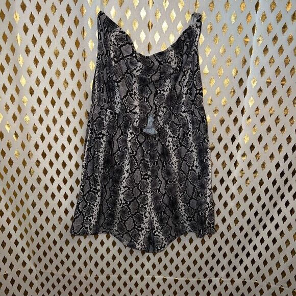 Hearts & hips Snakeskin tube top romper jumpsuit with cut out size L - Picture 3 of 6